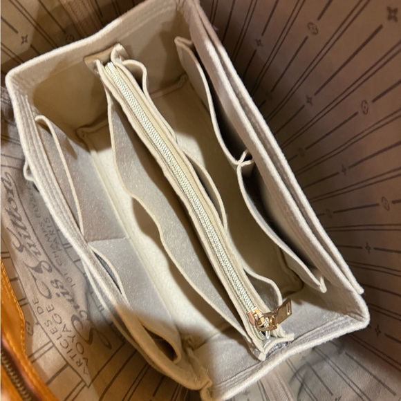 Louis Vuitton Neverfull MM - Picture 14 of 15